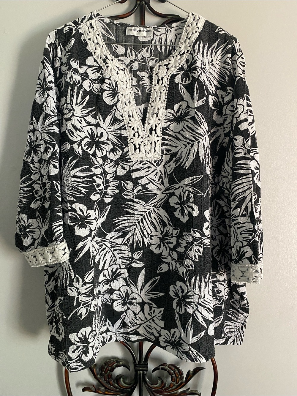 Cathy Daniels Faded Black and White Floral Blouse